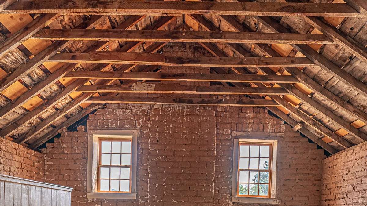 Capricorne des maisons : charpente en bois dans des combles